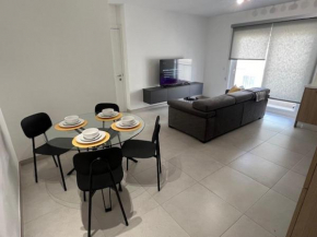 Central, Modern & New Apt
